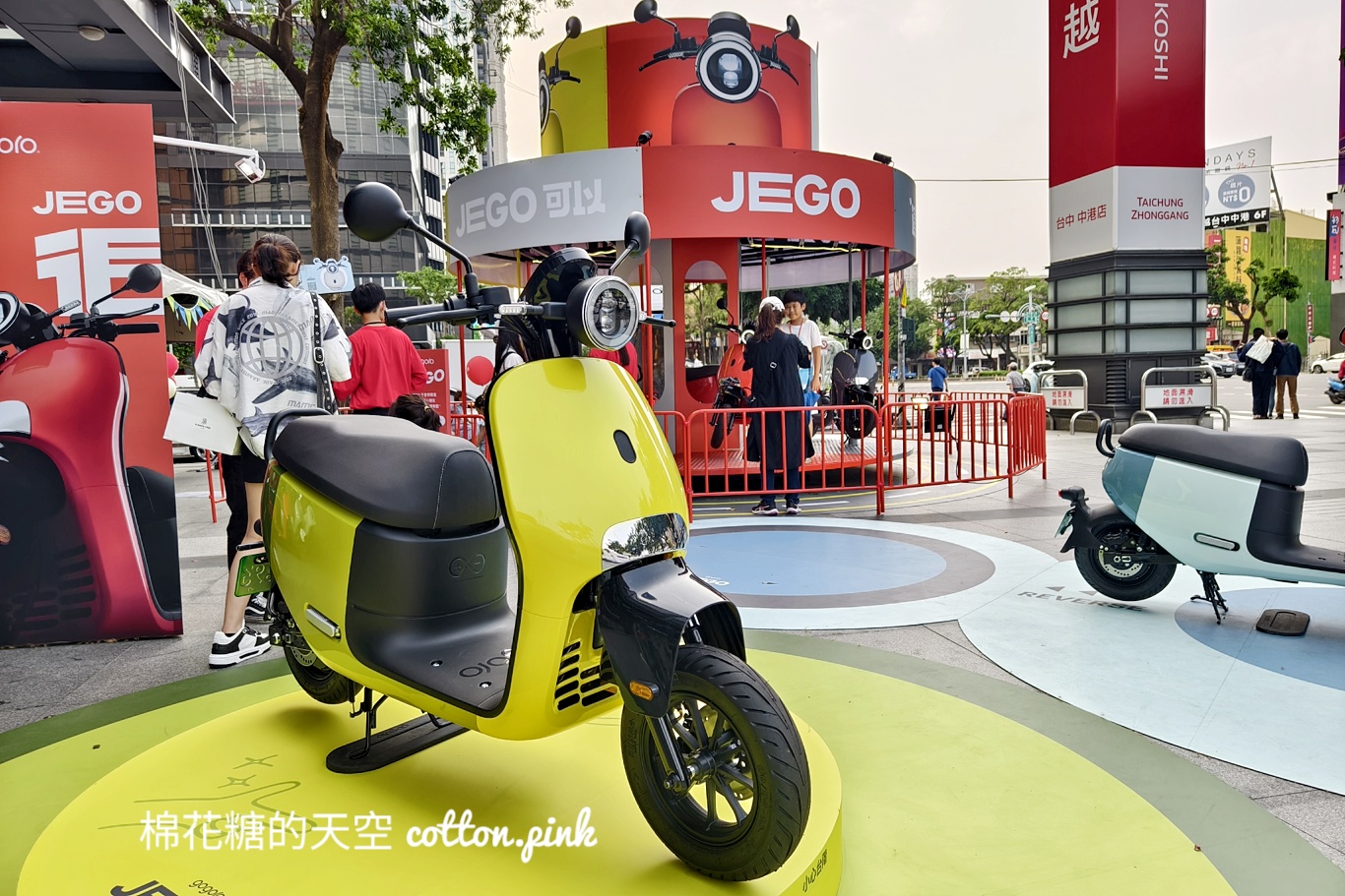 Gogoro旋轉木馬快閃台中！未滿18歲也可以"騎"～