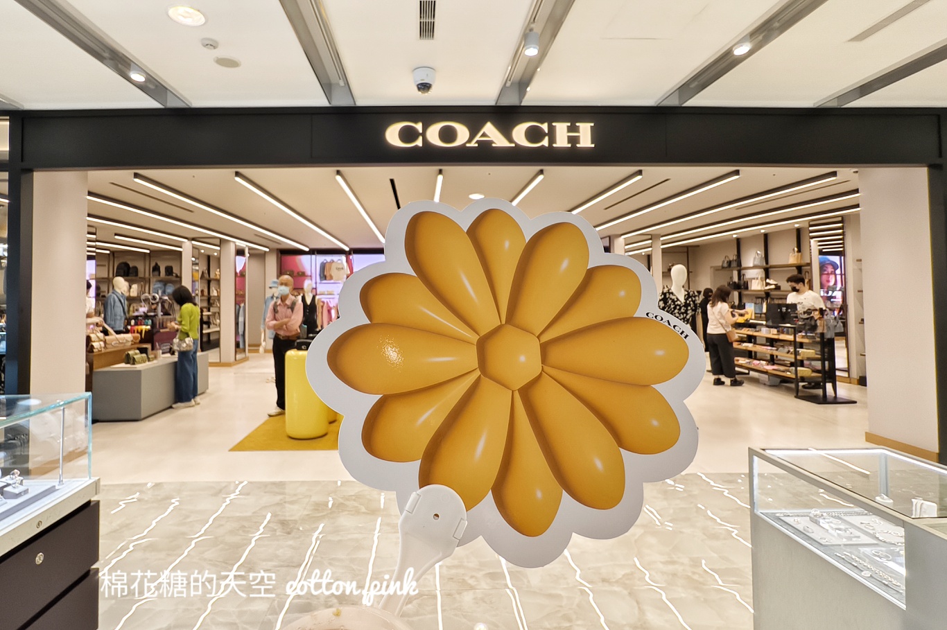 超巨COACH包包降落台中！完成任務還有免費飲料帶回家
