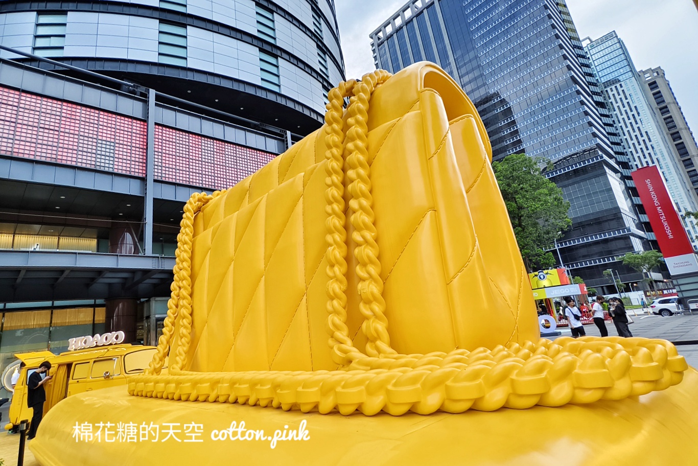 超巨COACH包包降落台中！完成任務還有免費飲料帶回家
