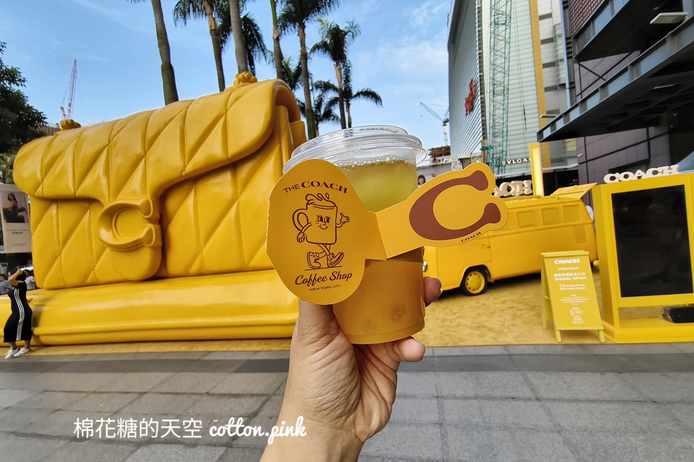 超巨COACH包包降落台中！完成任務還有免費飲料帶回家