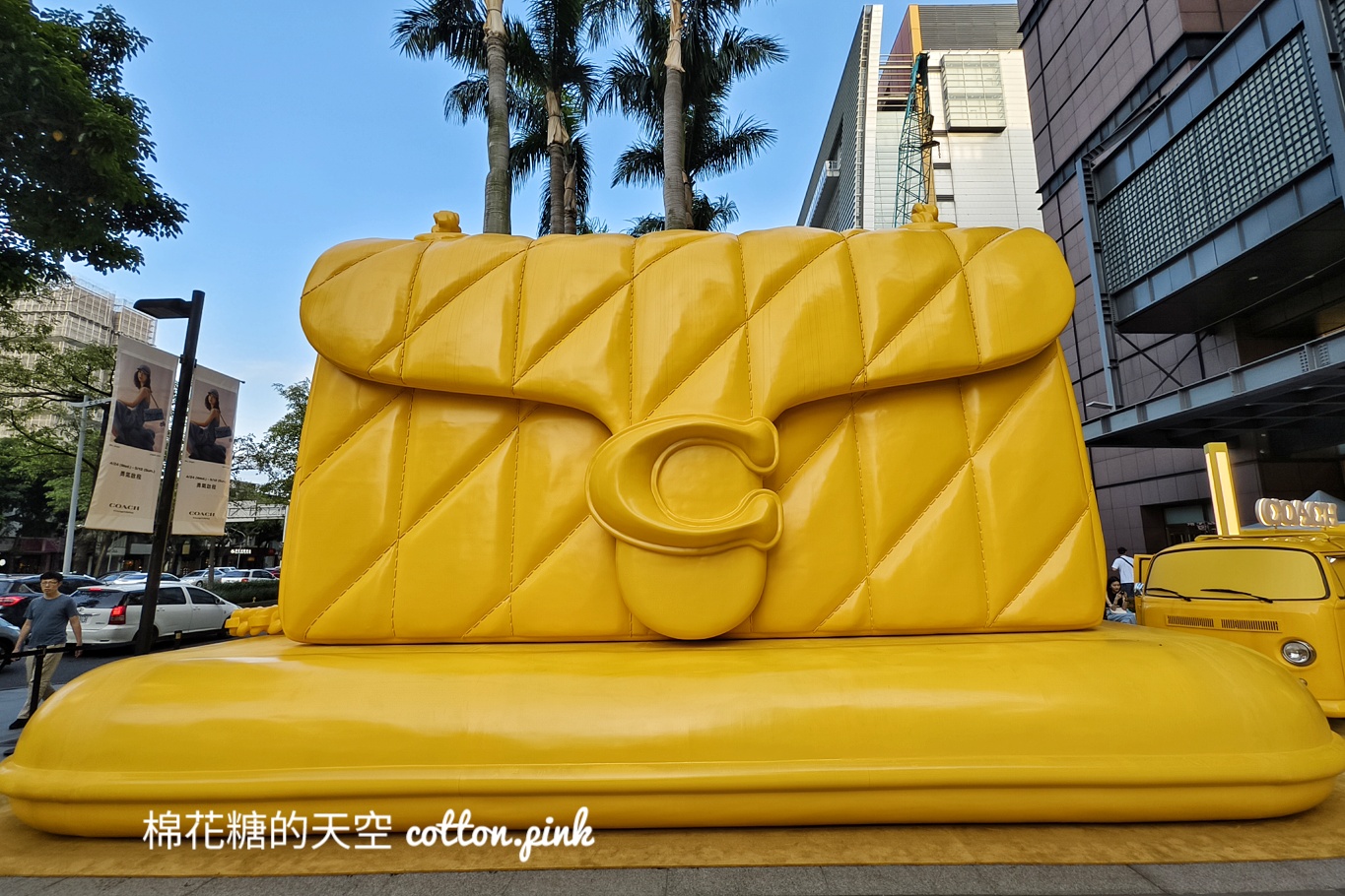 超巨COACH包包降落台中！完成任務還有免費飲料帶回家