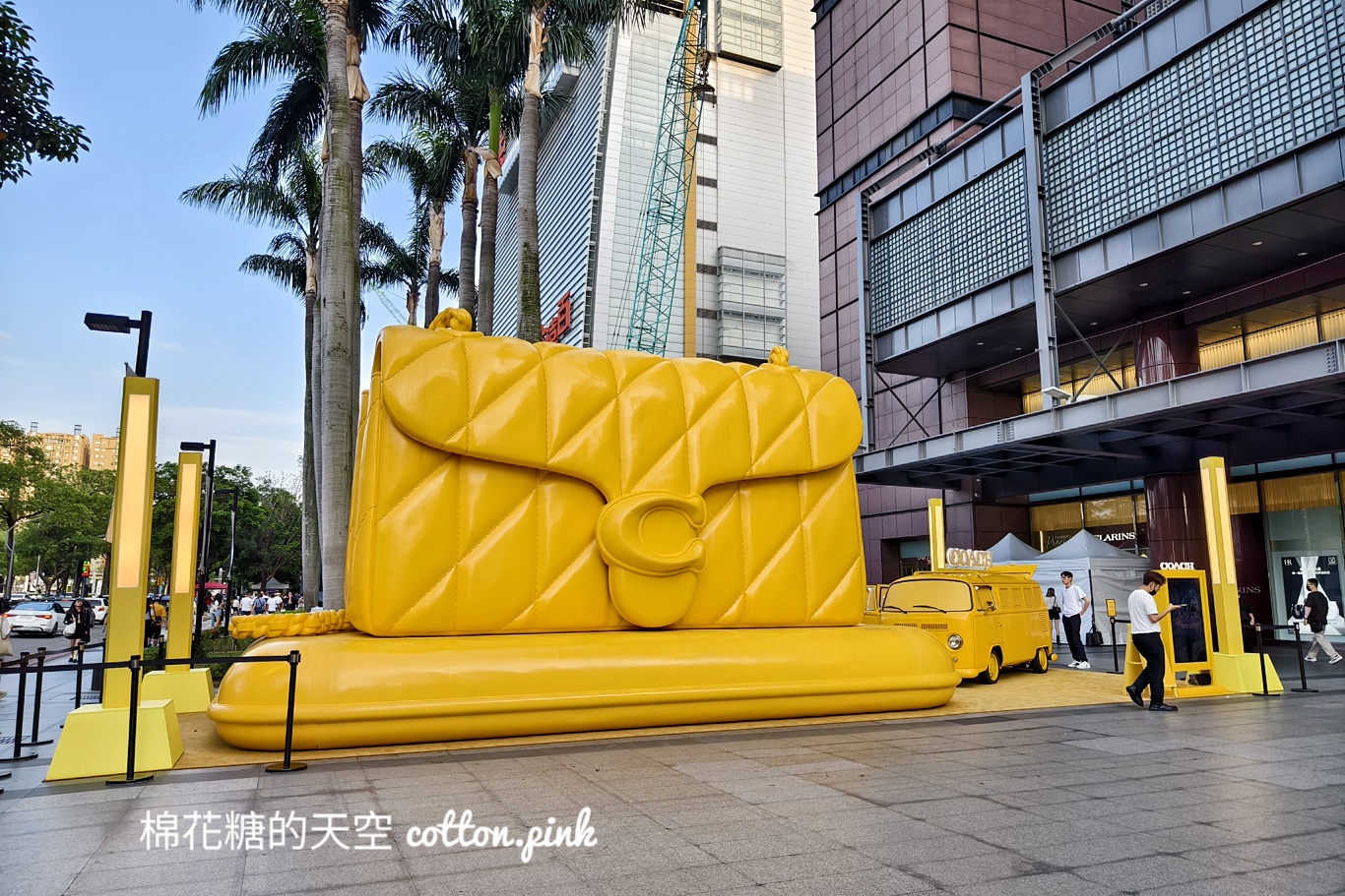 超巨COACH包包降落台中！完成任務還有免費飲料帶回家
