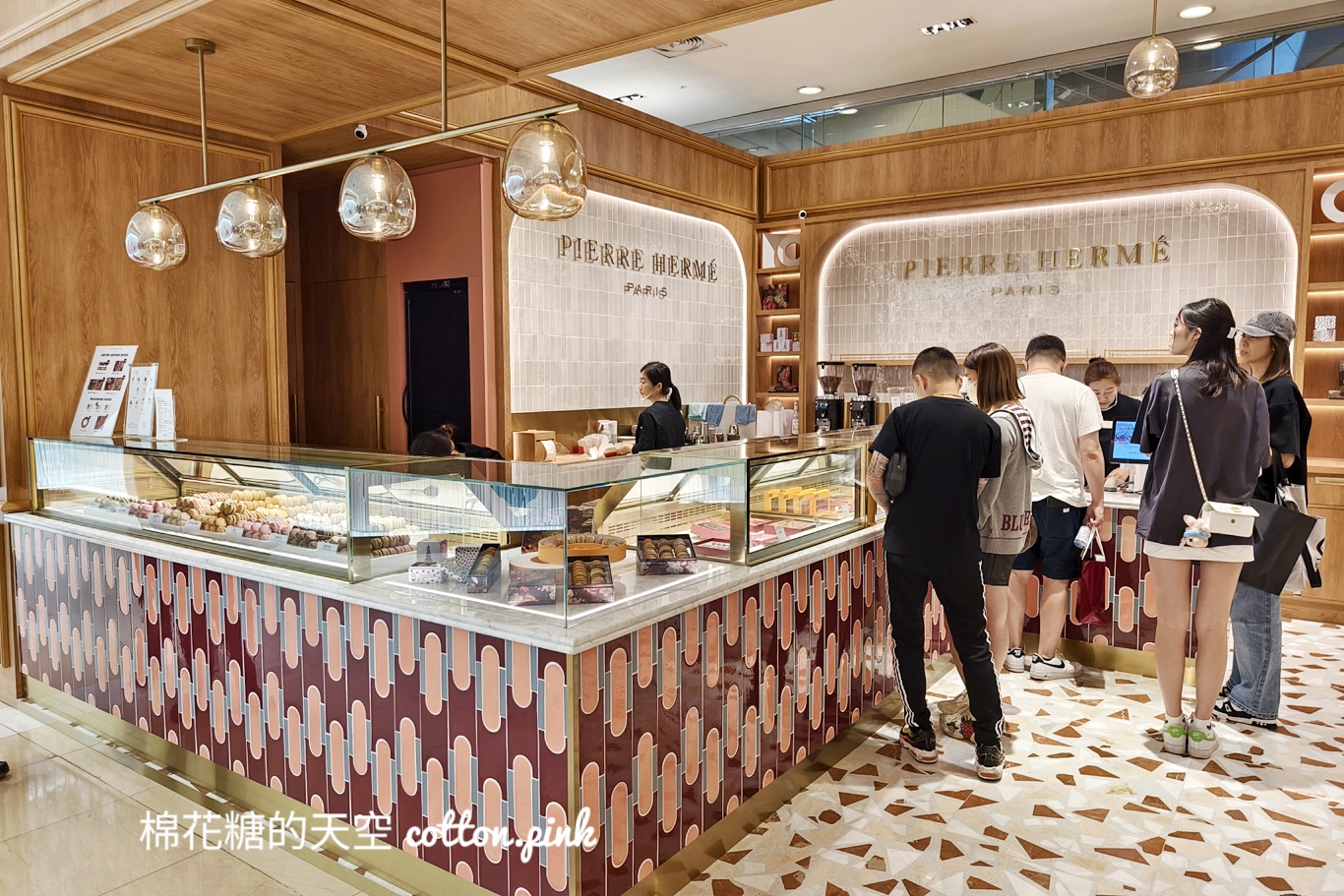 Pierre Hermé台中馬卡龍專賣店悄悄開幕！內用區同步開放