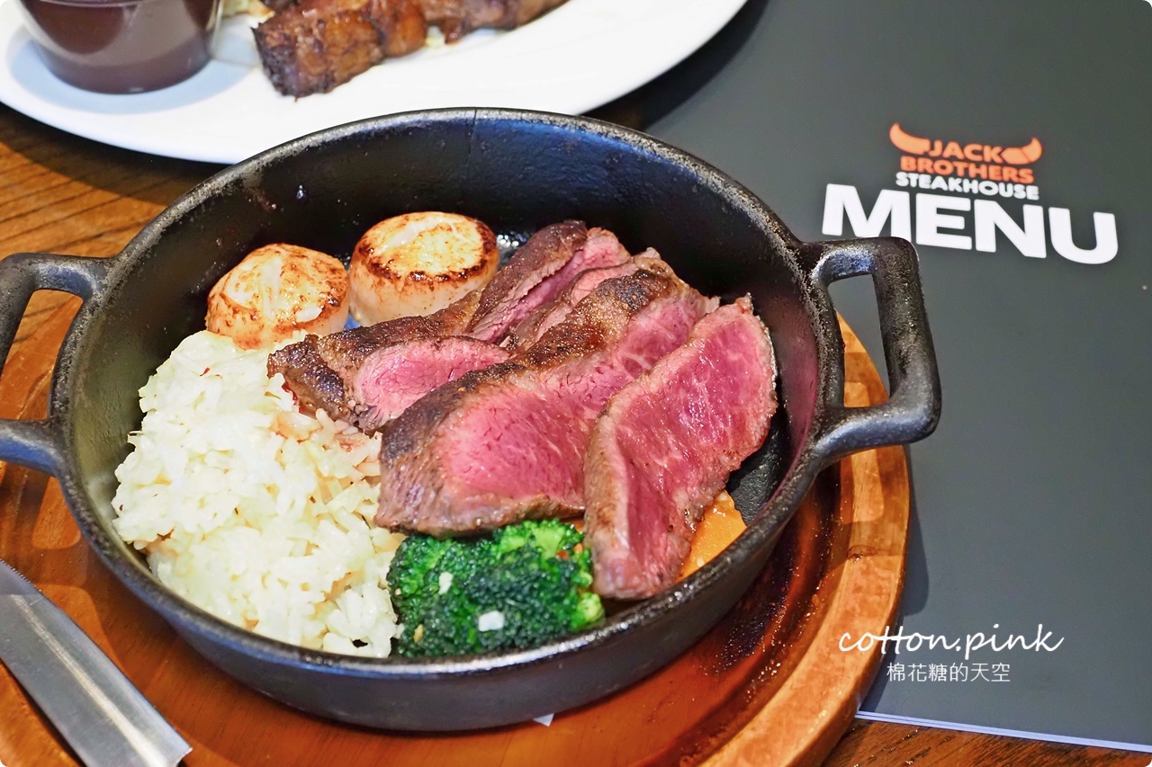 台中牛排|傑克兄弟牛排館就在公益路!獨家黑麥麵包吃到飽.復古遊戲機免費玩