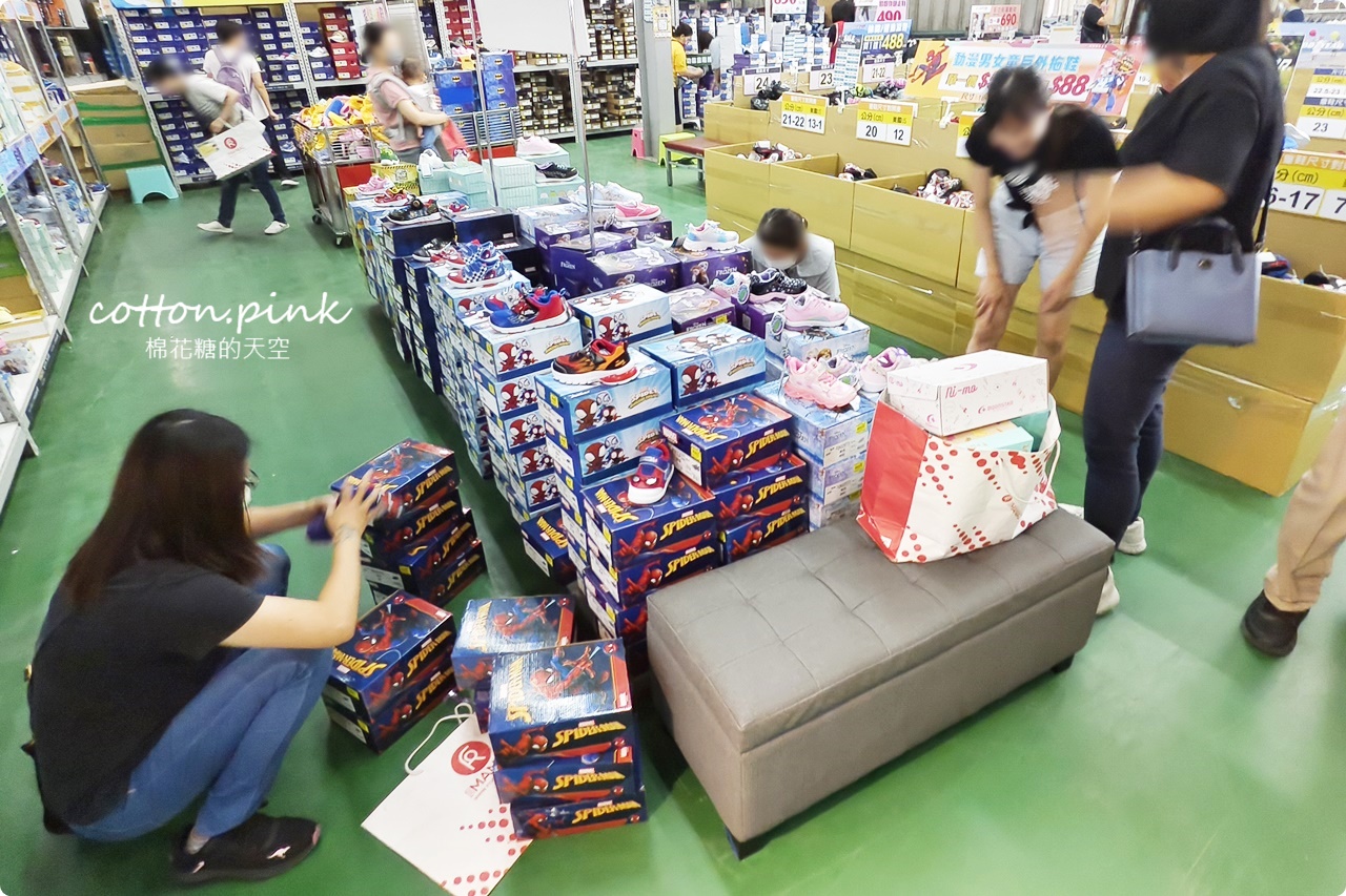 台中在地鞋廠母親節開倉特賣！買一送一外加早鳥優惠爆人潮
