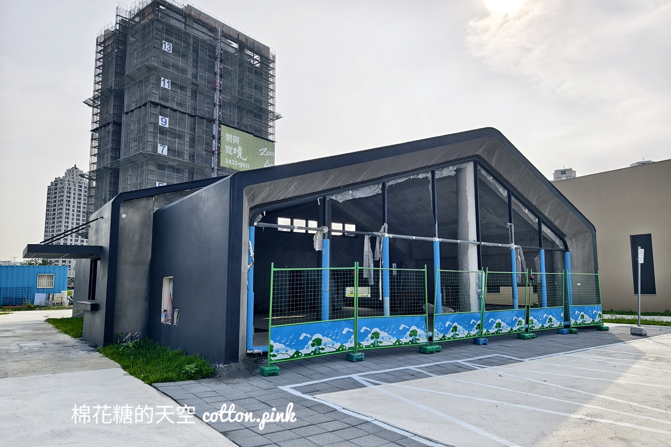 台中最新星巴克可愛黑色平房造型曝光！超大招牌已經放上去囉~