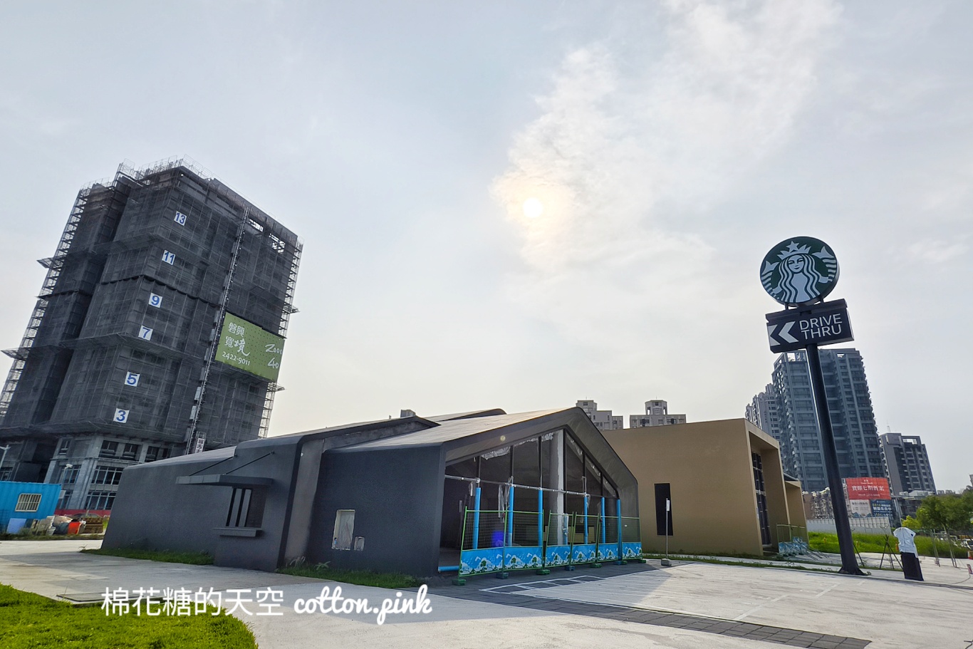 台中最新星巴克可愛黑色平房造型曝光！超大招牌已經放上去囉~