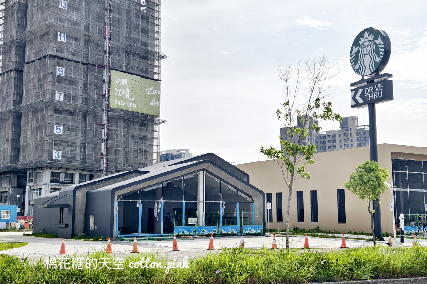 台中最新星巴克可愛黑色平房造型曝光！超大招牌已經放上去囉~