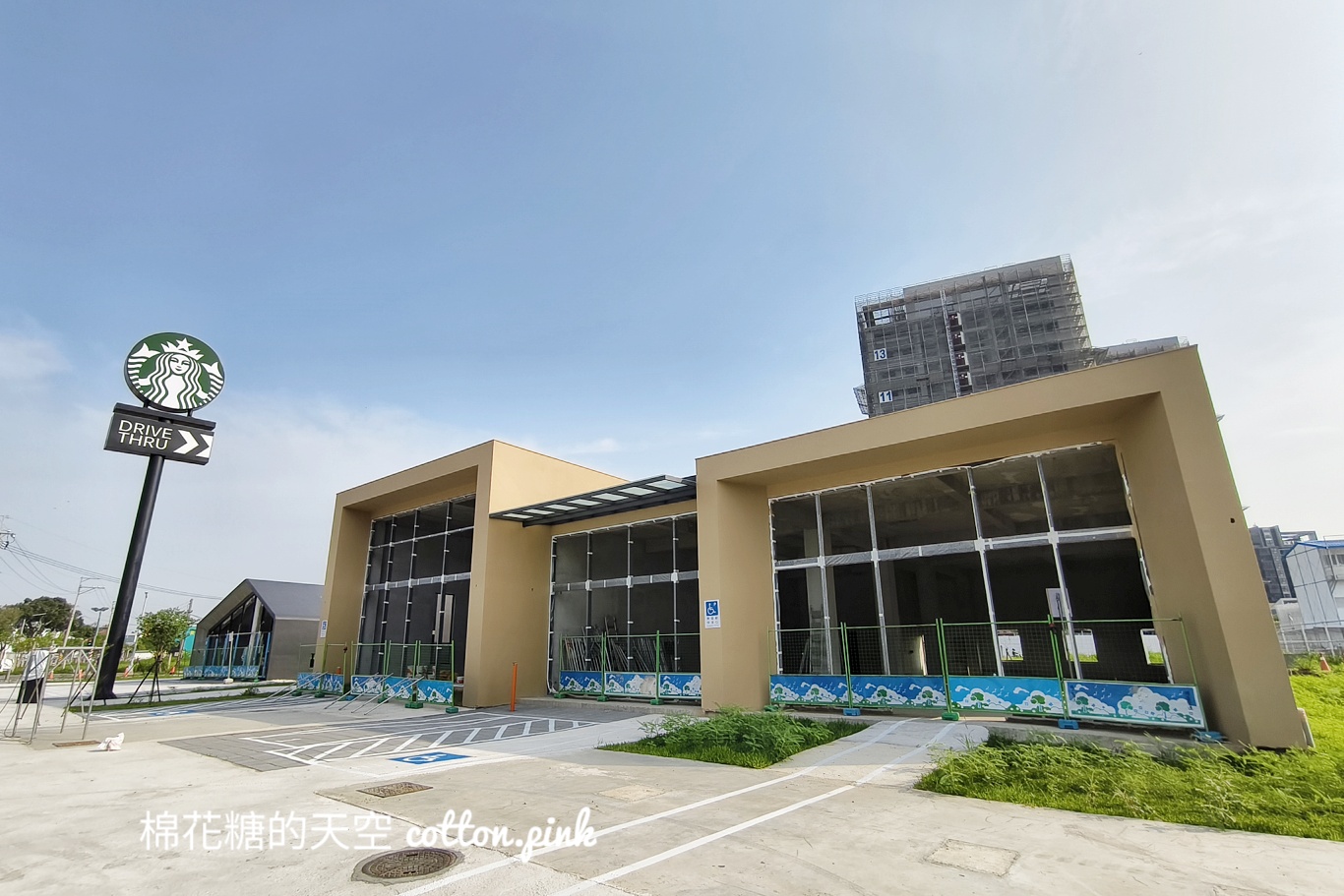 台中最新星巴克可愛黑色平房造型曝光！超大招牌已經放上去囉~