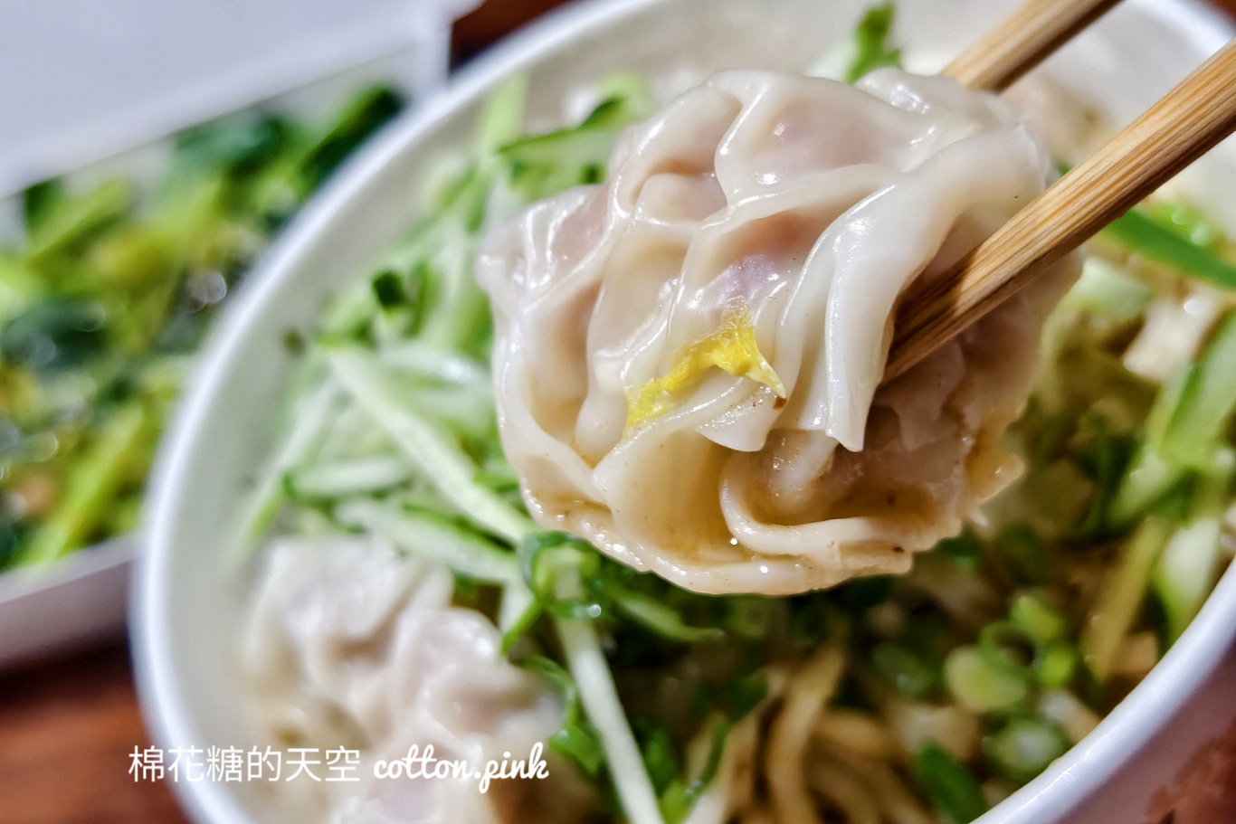 台中牛肉麵|龍華閣招牌三合一內含超大餛飩！結果水餃也大到嚇人