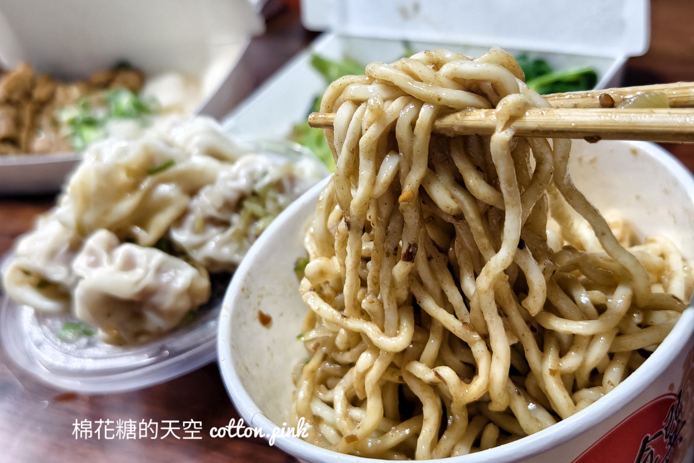 台中牛肉麵|龍華閣招牌三合一內含超大餛飩！結果水餃也大到嚇人