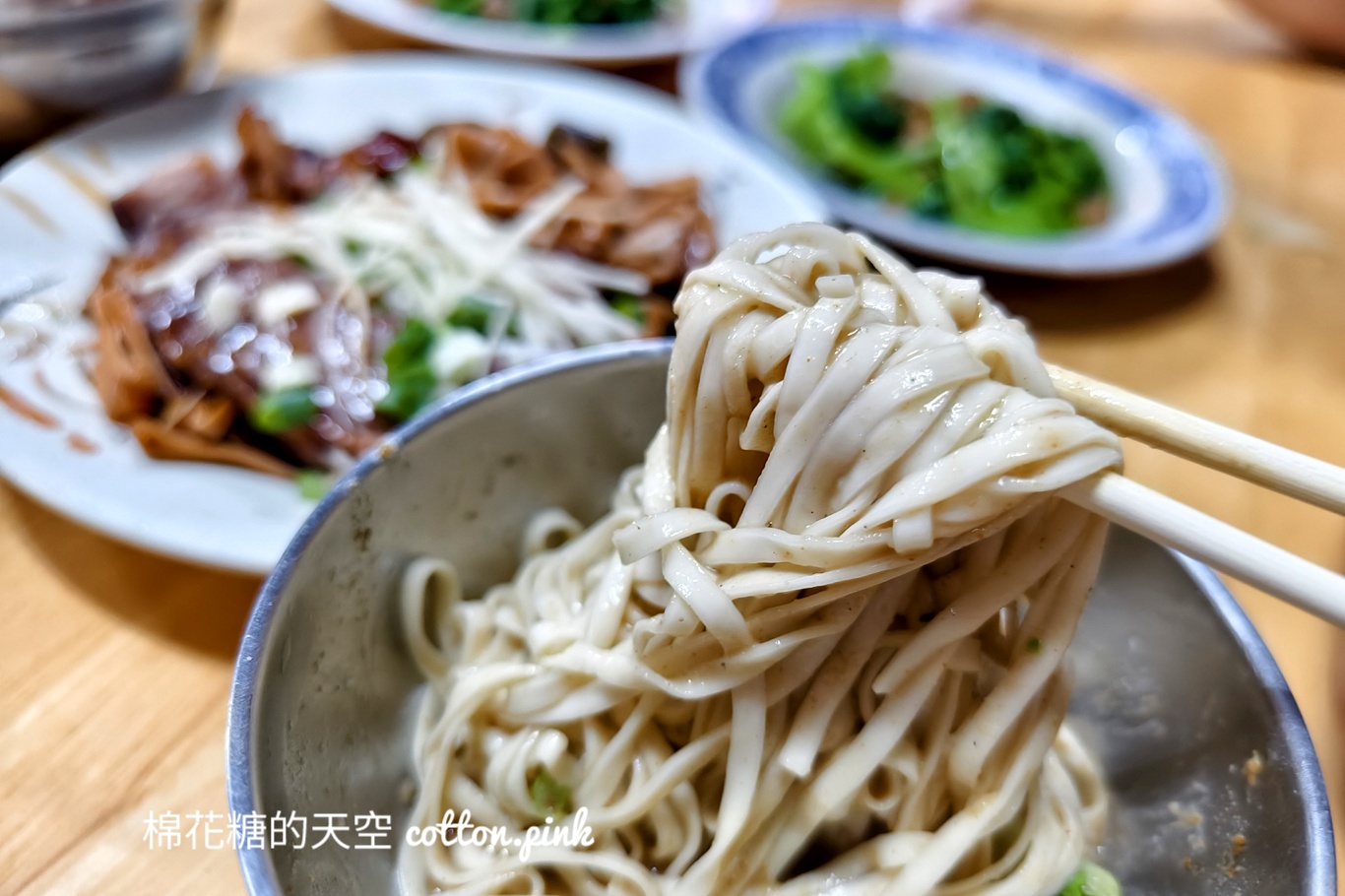 台中宵夜麵攤-松竹麵攤開到凌晨一點，滷味、豬肚湯都推推