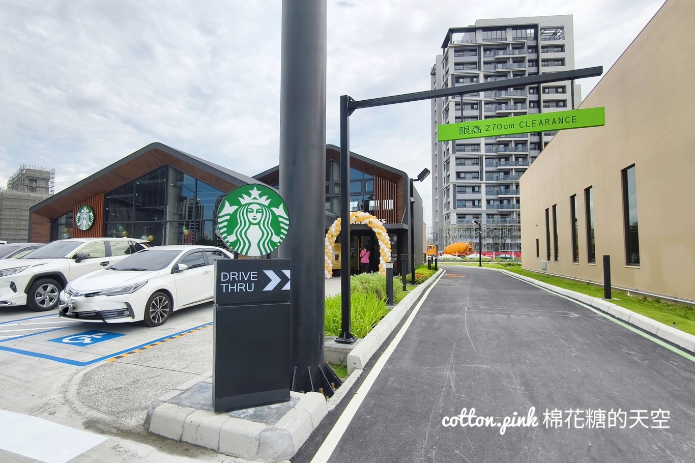 台中最新星巴克開在松竹路！黑色平房外觀～裡面像是大穀倉