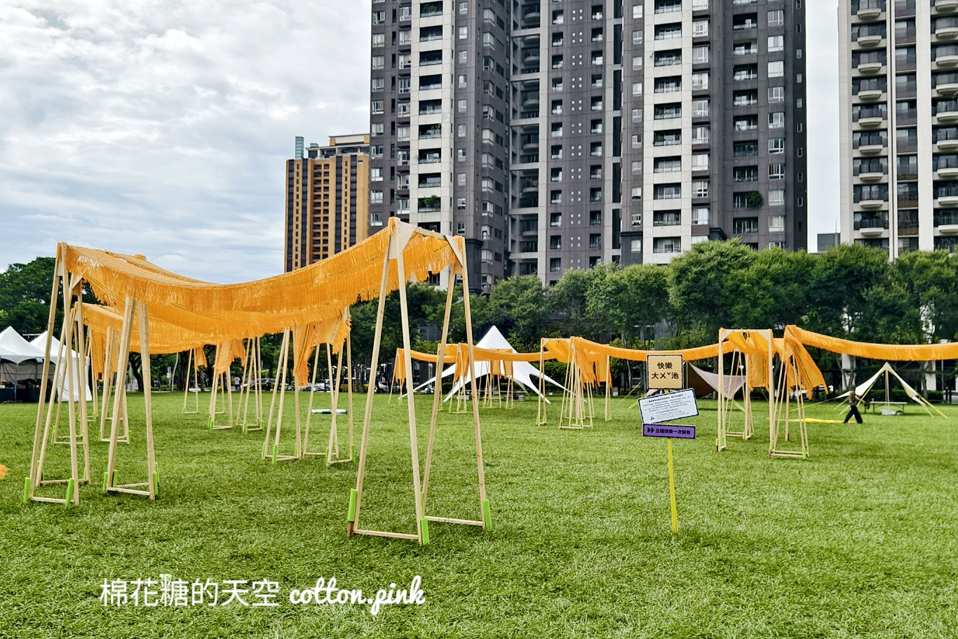 市民廣場今天毛毛的！活動最後一天～毛孩旋轉木馬超療癒
