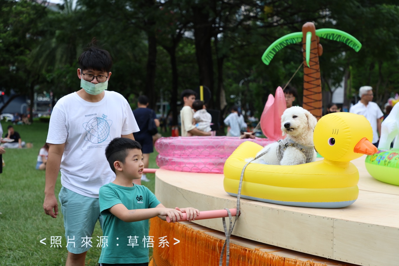 市民廣場今天毛毛的！活動最後一天～毛孩旋轉木馬超療癒