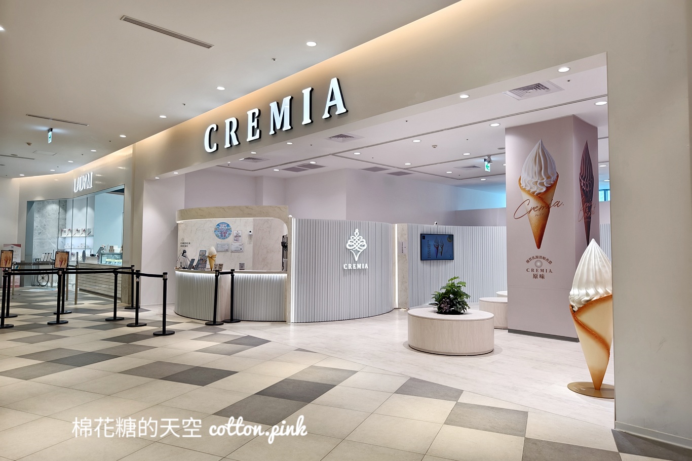 北海道冰淇淋之神台中LaLaport店換到這裡來~內用區更大了!