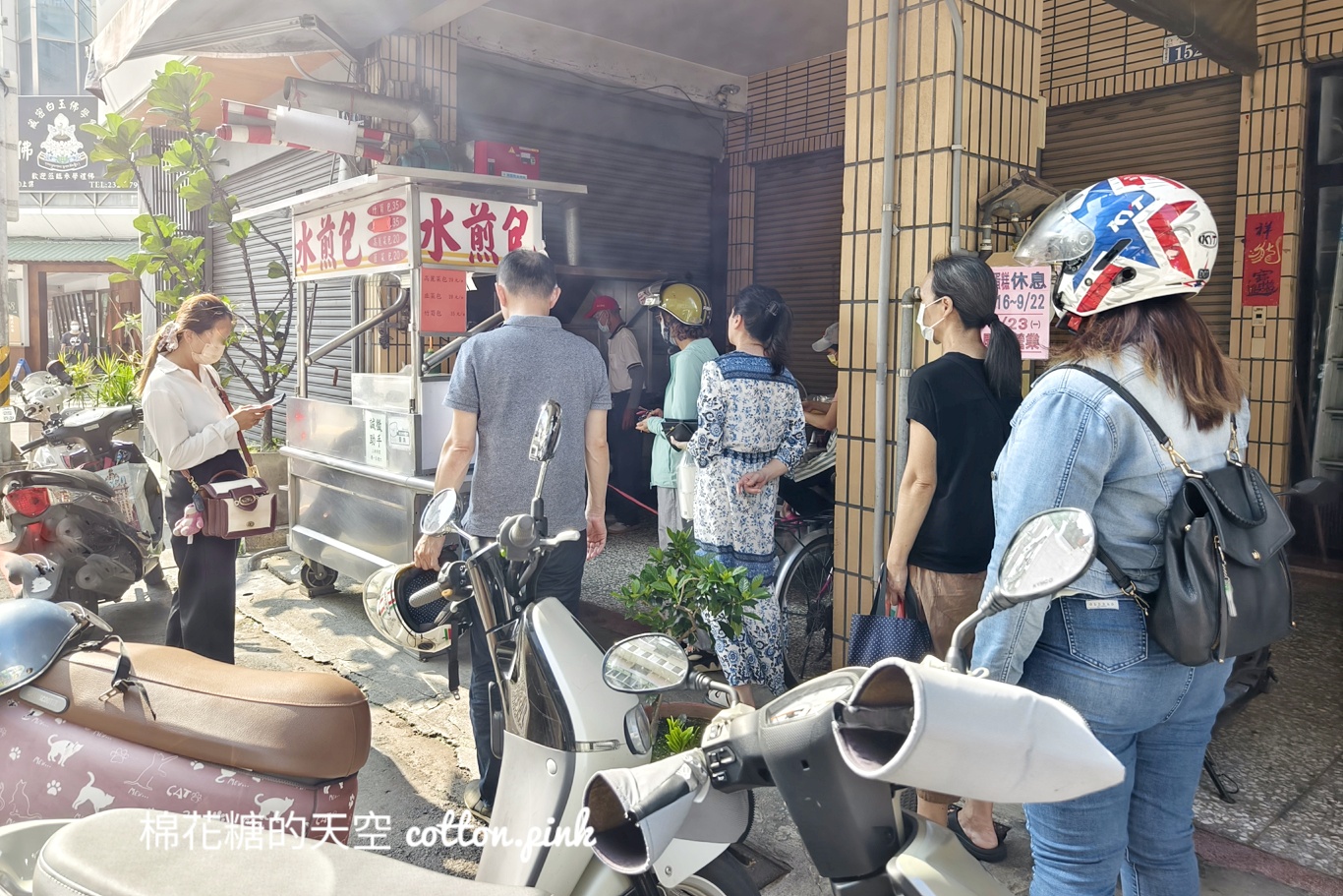 台中排隊美食|大墩十一街水煎包一開門就滿滿人潮！這個三角形的更好吃～