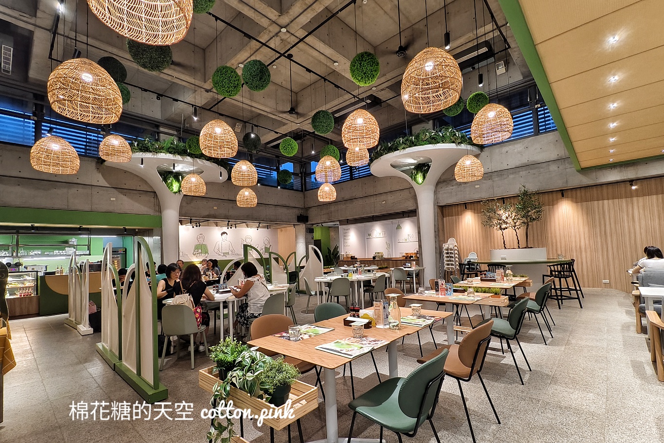 台中東海大學最新亮點!梨子咖啡新分店開幕~晚上亮燈更美