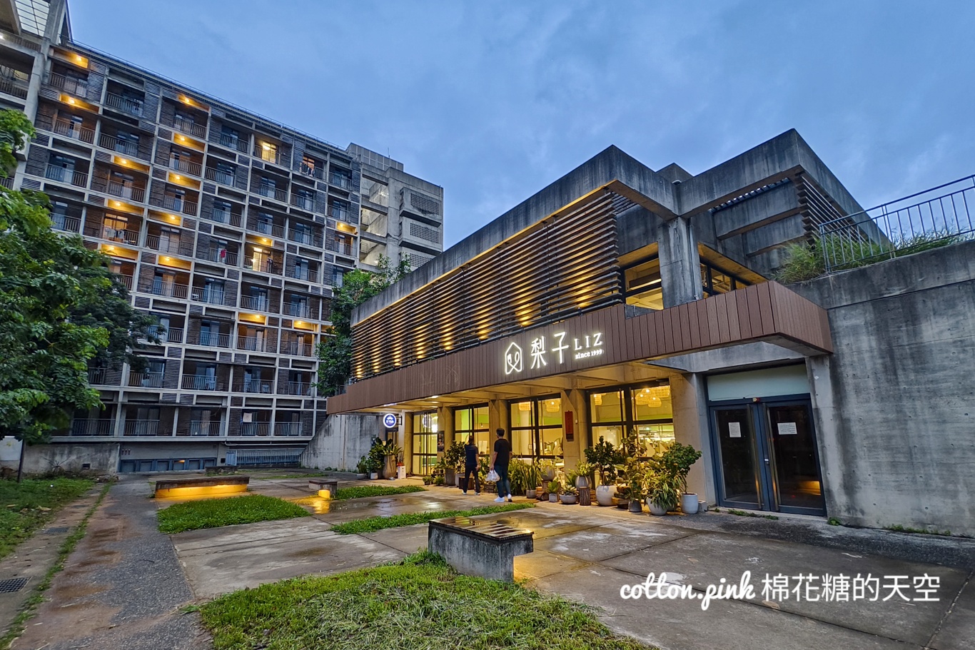 台中東海大學最新亮點!梨子咖啡新分店開幕~晚上亮燈更美