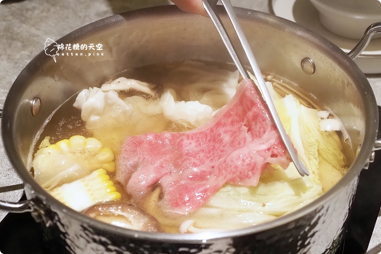 台中和牛火鍋推薦-初美涮涮鍋海鮮活跳跳,現打蘋果手搖飲.人氣甜點~完美