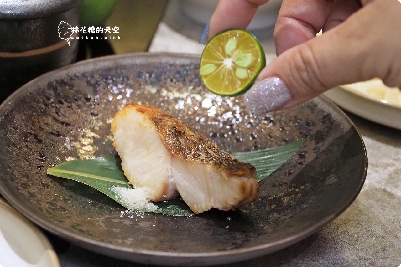 台中和牛火鍋推薦-初美涮涮鍋海鮮活跳跳,現打蘋果手搖飲.人氣甜點~完美