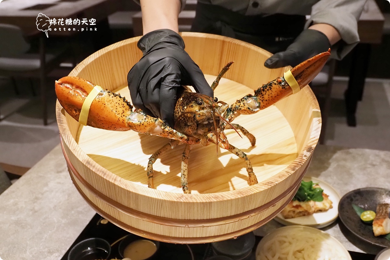 台中和牛火鍋推薦-初美涮涮鍋海鮮活跳跳,現打蘋果手搖飲.人氣甜點~完美