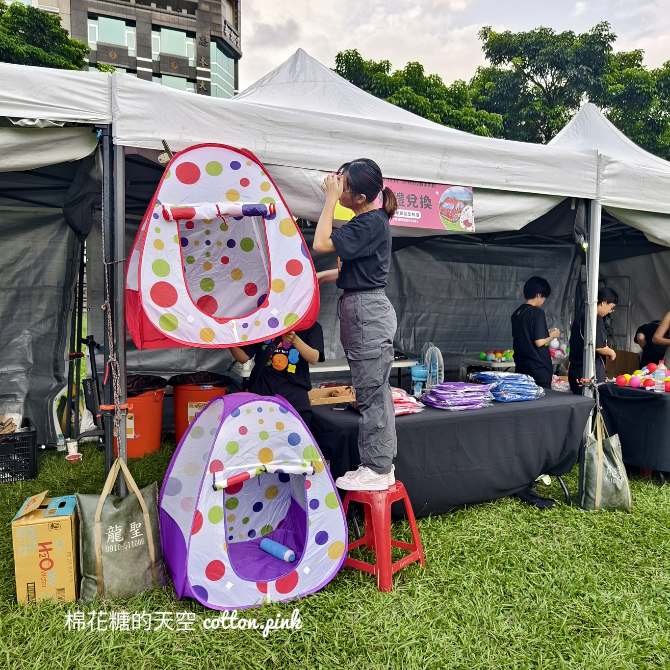 市民廣場化身露天電影院~免費進場早鳥還有遊戲帳篷.爆米花可以領