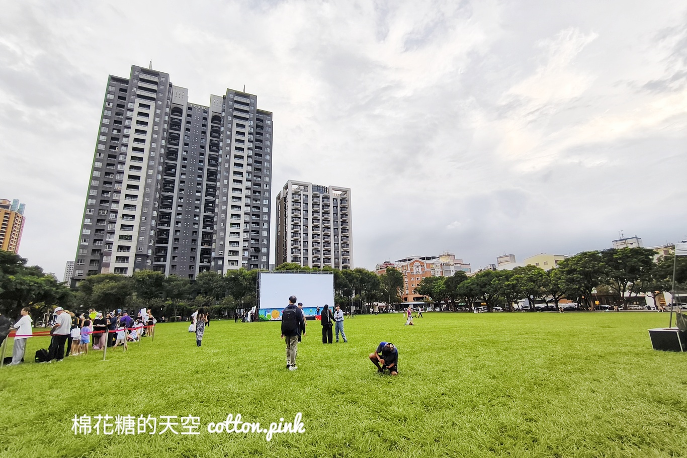 市民廣場化身露天電影院~免費進場早鳥還有遊戲帳篷.爆米花可以領