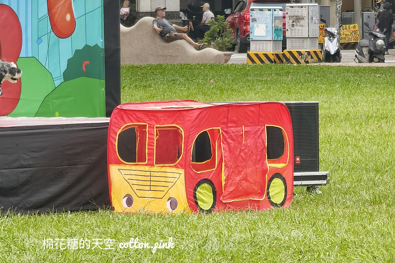 市民廣場化身露天電影院~免費進場早鳥還有遊戲帳篷.爆米花可以領