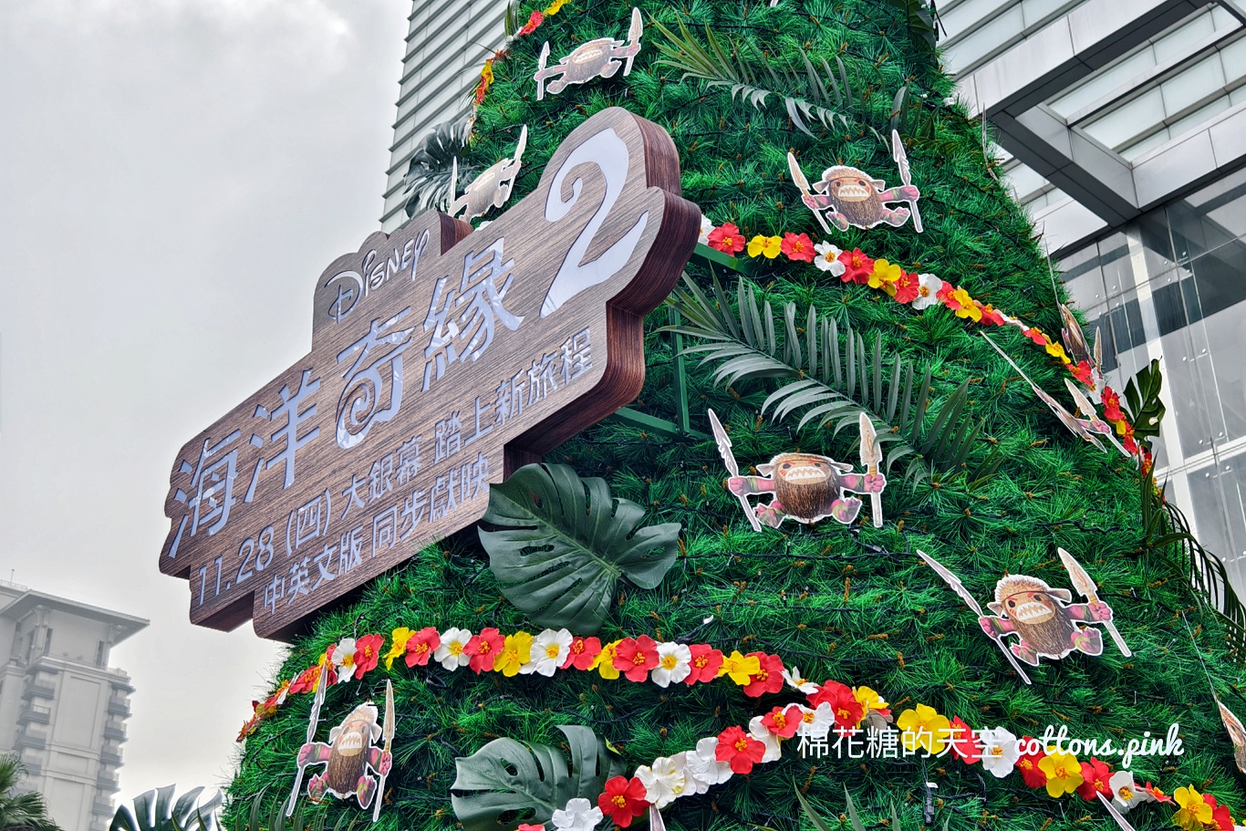 台灣大道旁第一顆聖誕樹亮燈啦！叢林風聖誕樹打卡還能抽電影禮物喔