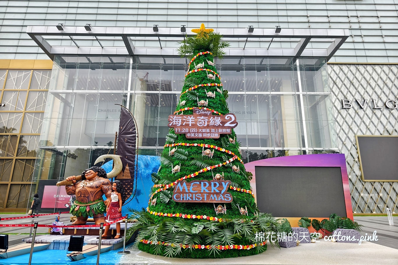 台灣大道旁第一顆聖誕樹亮燈啦！叢林風聖誕樹打卡還能抽電影禮物喔