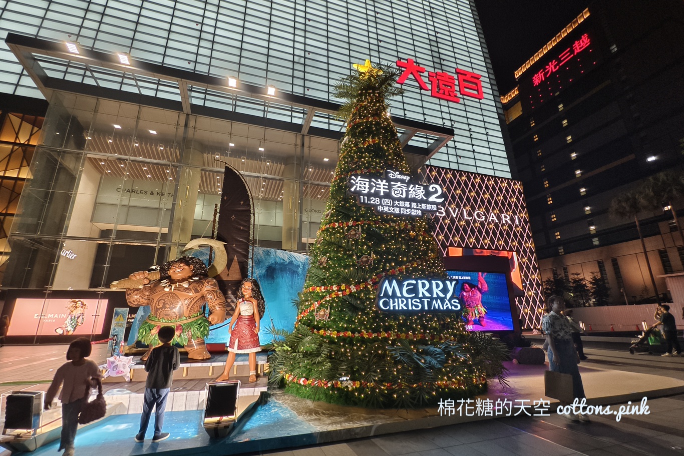 台灣大道旁第一顆聖誕樹亮燈啦！叢林風聖誕樹打卡還能抽電影禮物喔