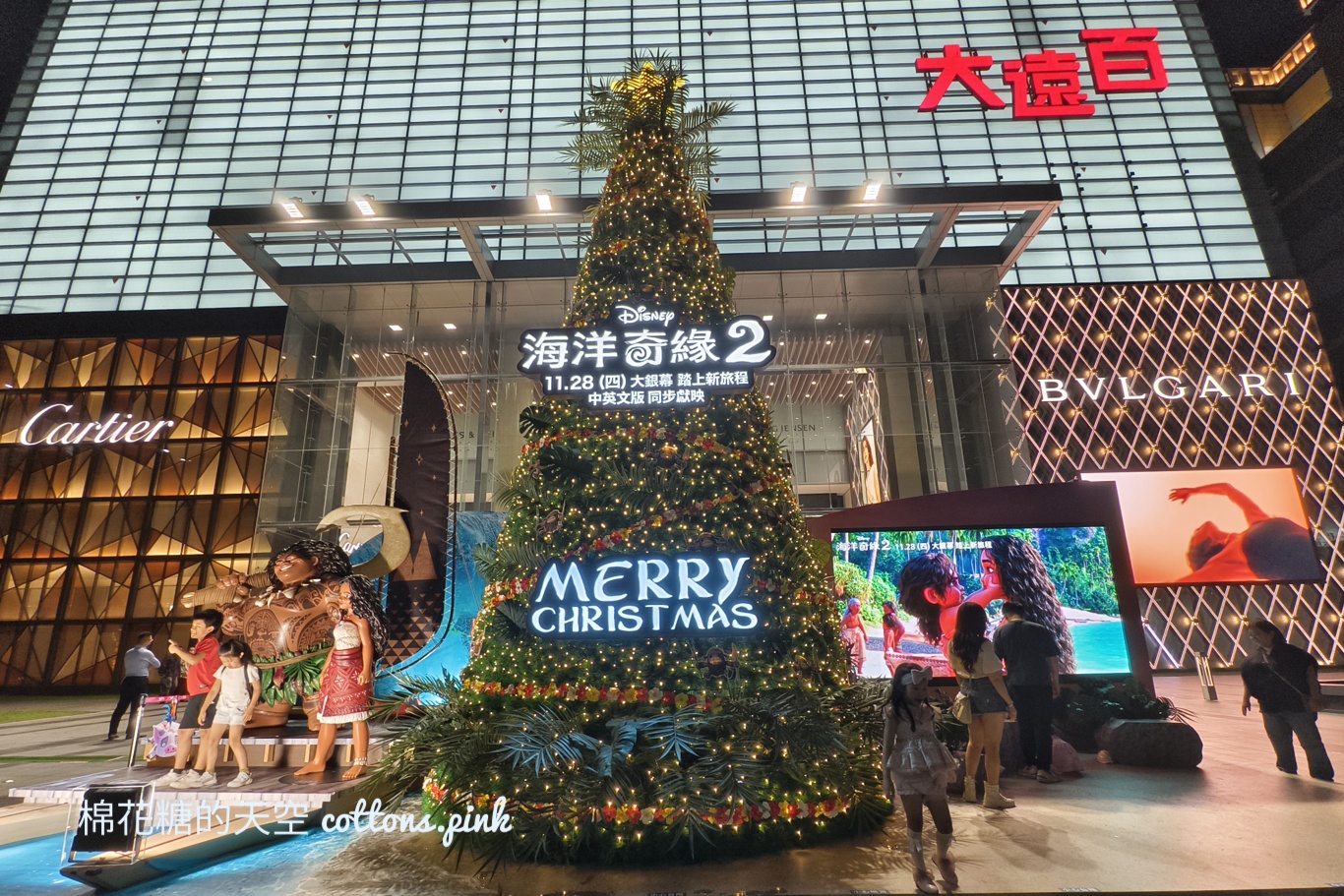 台灣大道旁第一顆聖誕樹亮燈啦！叢林風聖誕樹打卡還能抽電影禮物喔