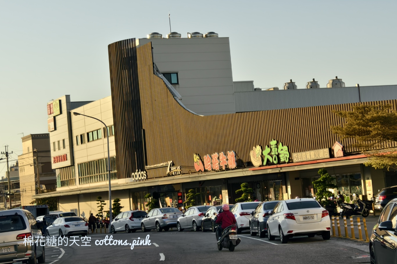 火鍋吃到飽.牛排自助吧~台中沙路光華時尚廣場還有UNIQLO.動力主義超好買