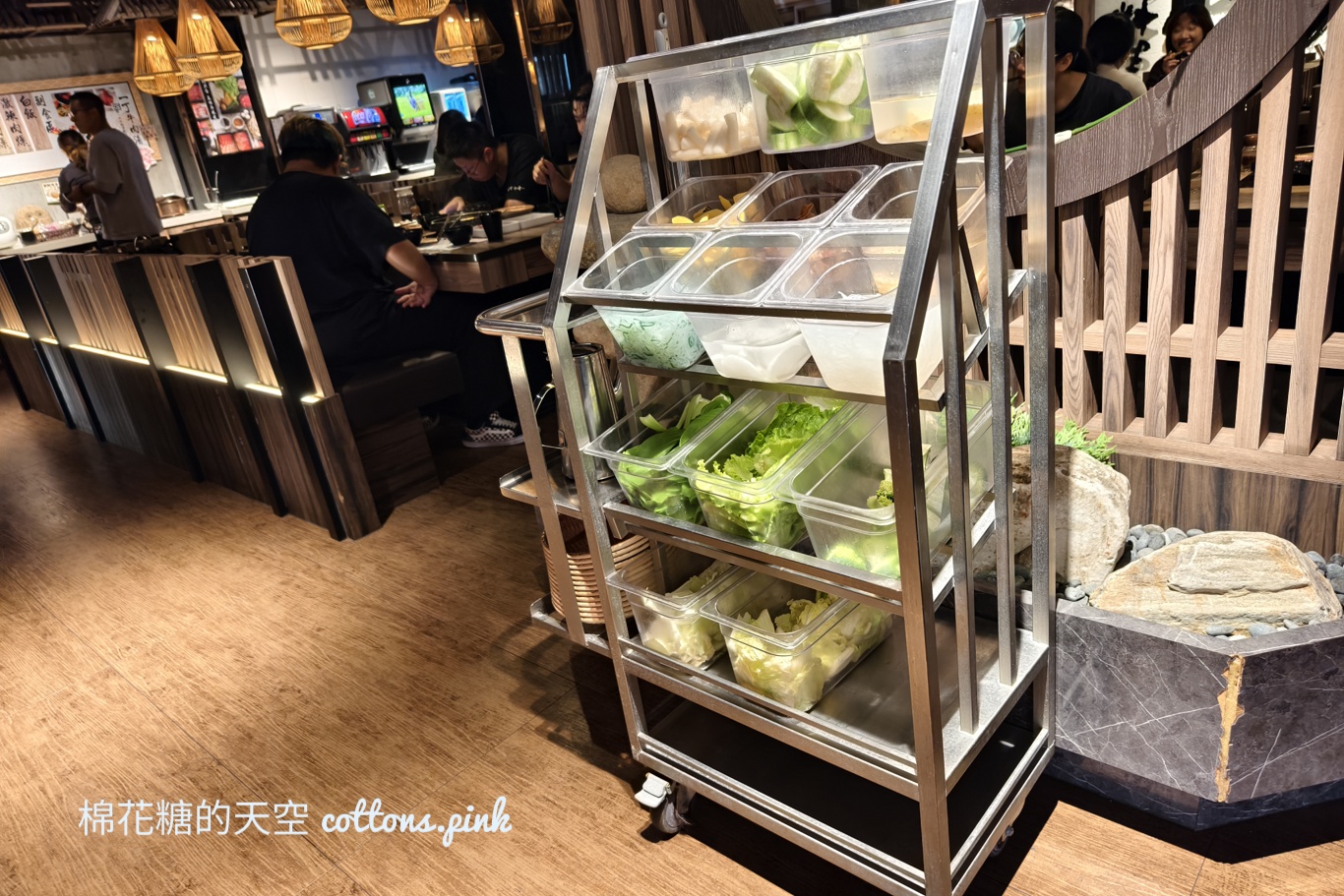 火鍋吃到飽.牛排自助吧~台中沙路光華時尚廣場還有UNIQLO.動力主義超好買