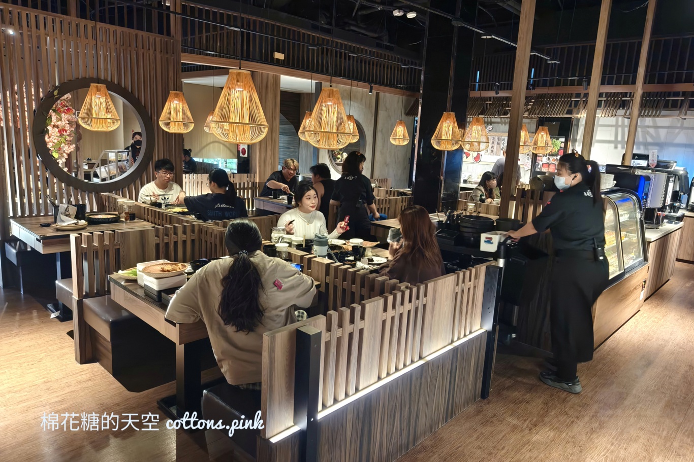 火鍋吃到飽.牛排自助吧~台中沙路光華時尚廣場還有UNIQLO.動力主義超好買