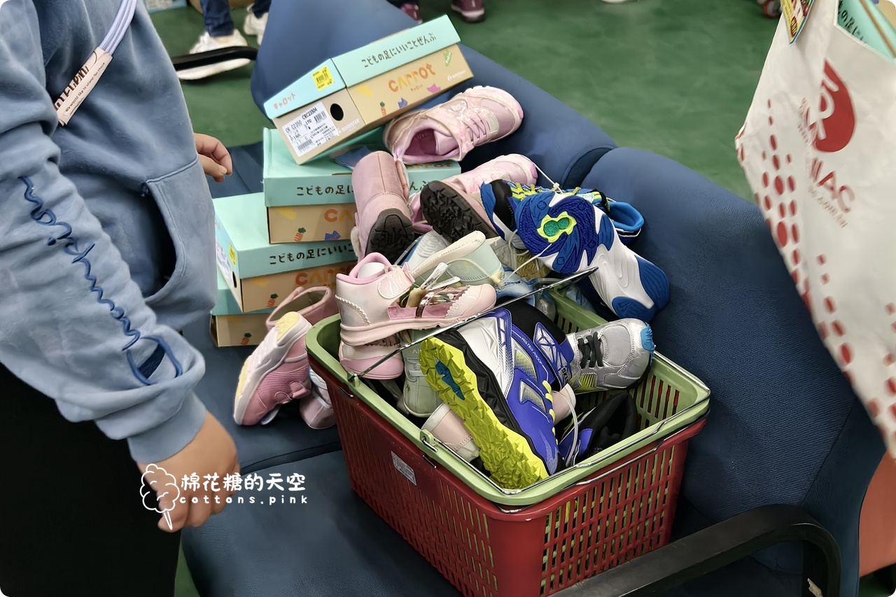 台中在地鞋廠開倉買一送一!開賣首日就爆人潮~童鞋.登山鞋都優惠