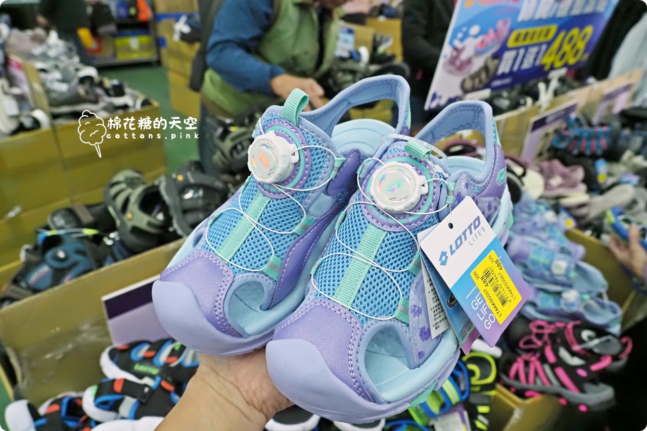 台中在地鞋廠開倉買一送一!開賣首日就爆人潮~童鞋.登山鞋都優惠