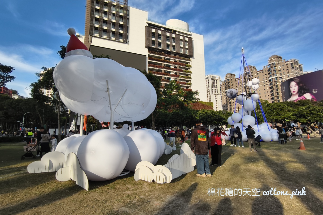 台中最新雲朵風聖誕樹！台中好聖誕平安夜還有聖誕老公公大集合喔~