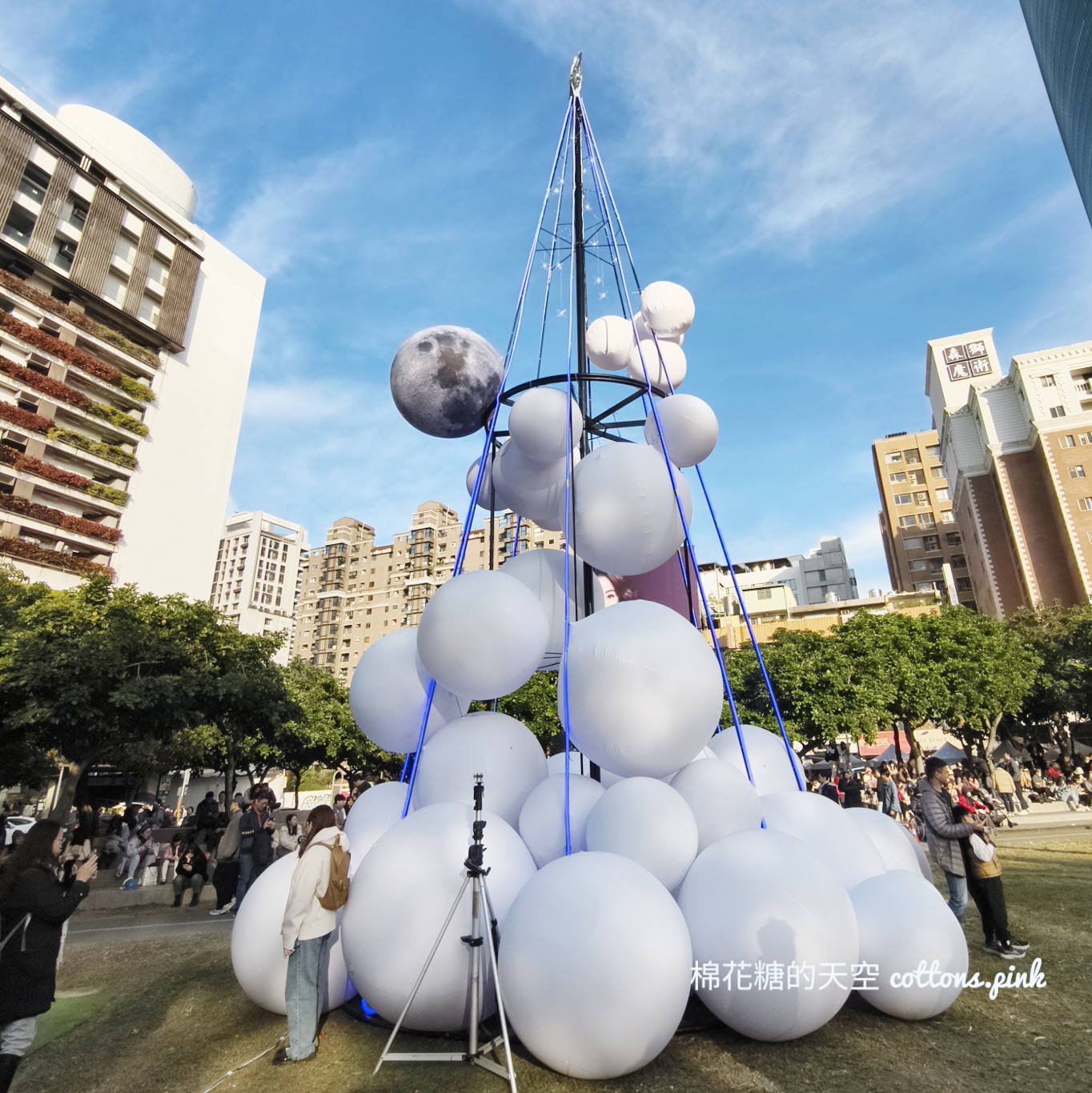 台中最新雲朵風聖誕樹！台中好聖誕平安夜還有聖誕老公公大集合喔~