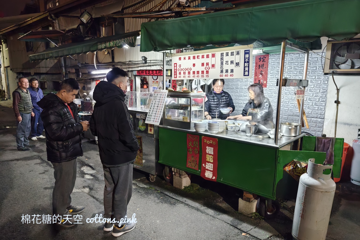 國小圍牆旁深夜麵店～台中老店阿春麵担人潮很多啊！