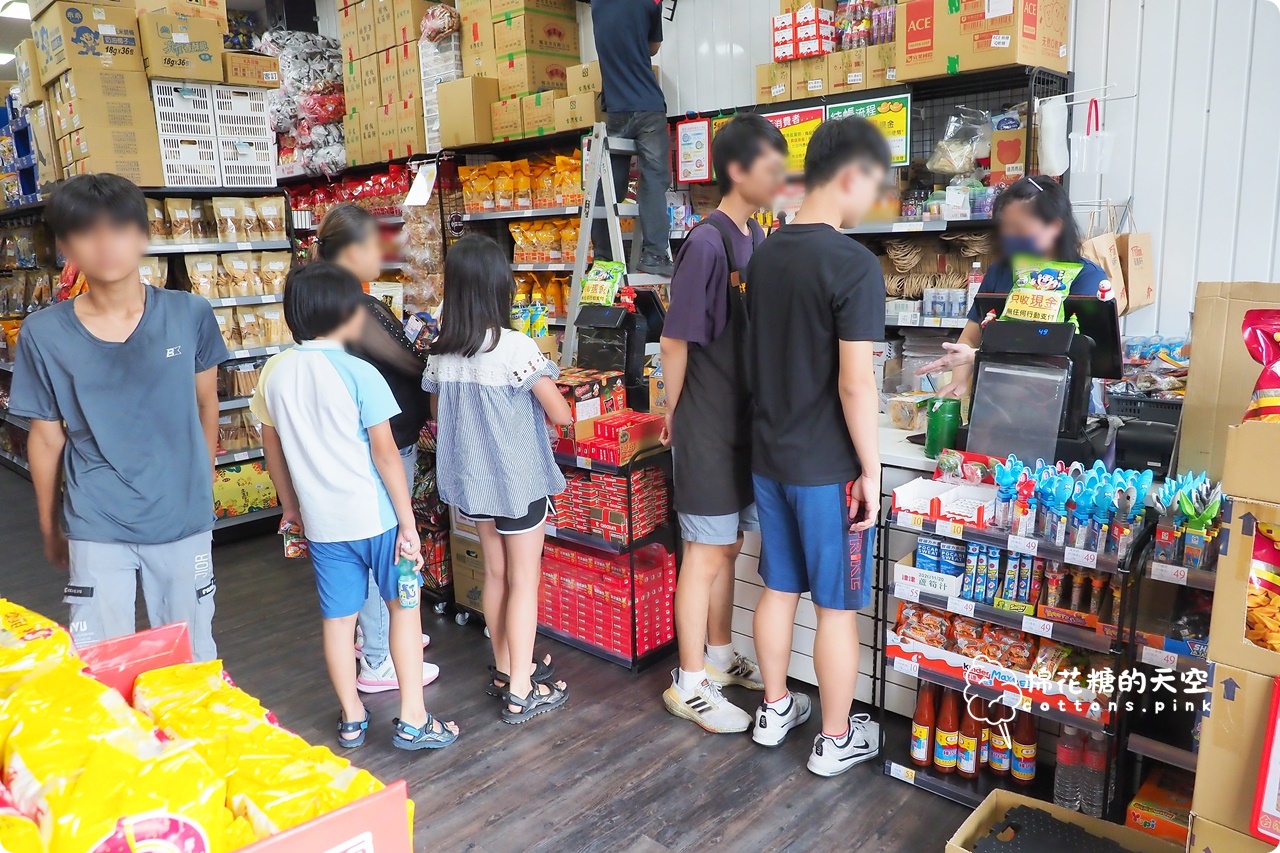 台中批發價囤零食泡麵！台灣e食館中元節特賣超好買~零食牆快來拍
