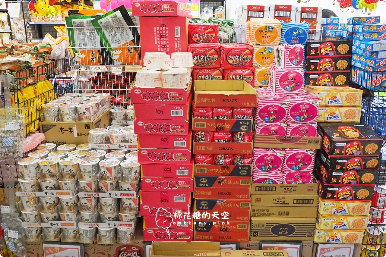 台中批發價囤零食泡麵！台灣e食館中元節特賣超好買~零食牆快來拍