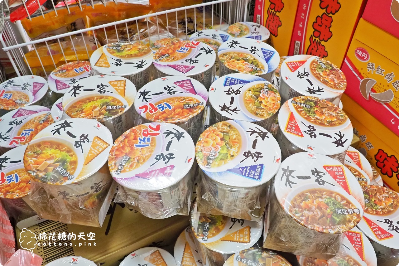 台中批發價囤零食泡麵！台灣e食館中元節特賣超好買~零食牆快來拍