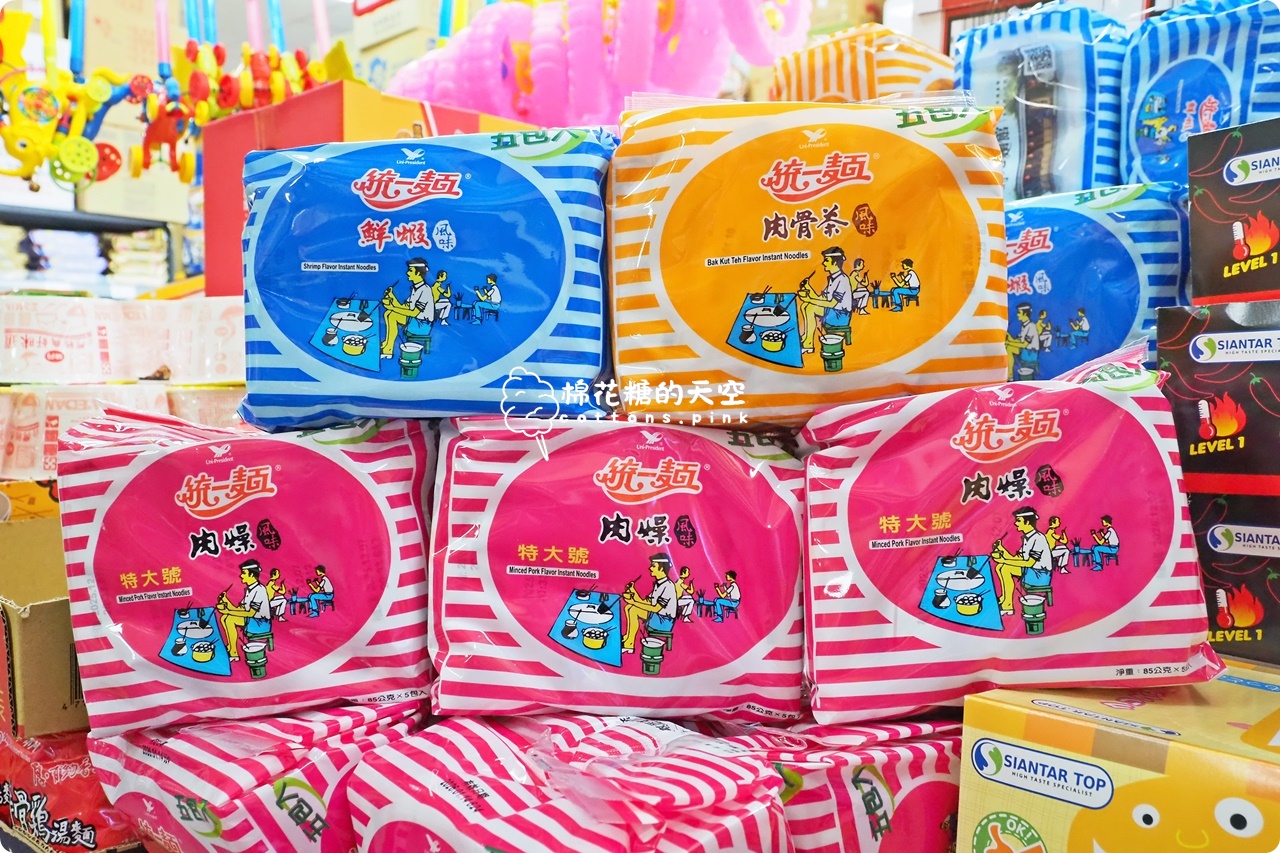 台中批發價囤零食泡麵！台灣e食館中元節特賣超好買~零食牆快來拍