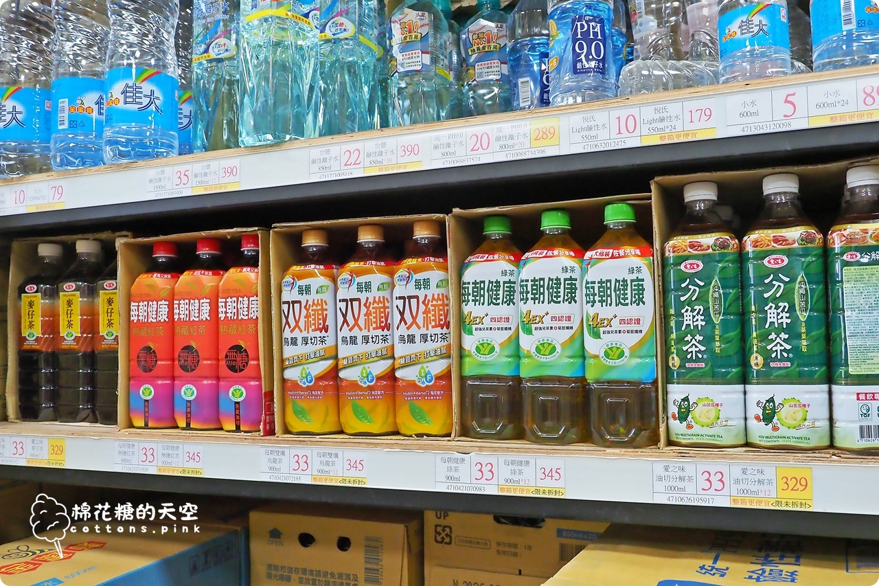 台中批發價囤零食泡麵！台灣e食館中元節特賣超好買~零食牆快來拍