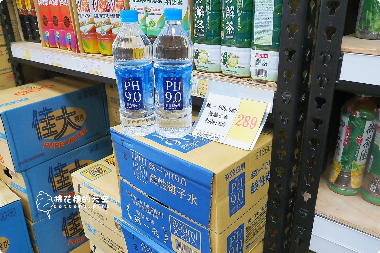台中批發價囤零食泡麵！台灣e食館中元節特賣超好買~零食牆快來拍