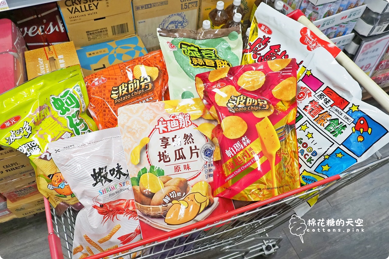 台中批發價囤零食泡麵！台灣e食館中元節特賣超好買~零食牆快來拍