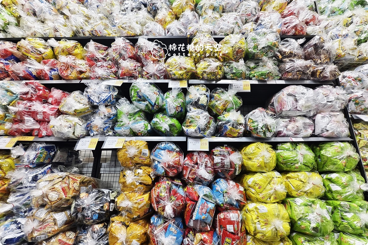 台中批發價囤零食泡麵！台灣e食館中元節特賣超好買~零食牆快來拍