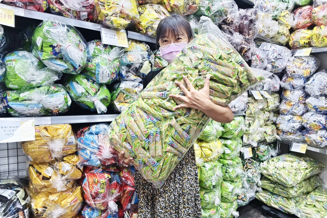 台中批發價囤零食泡麵！台灣e食館中元節特賣超好買~零食牆快來拍